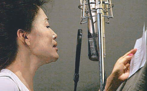 7월 29일 오후 가수 정훈희가 서울 마포구 와우산로의 녹음 스튜디오에서 해녀에게 바치는 노래 ‘시 오브 러브’를 부르고 있다. 제주문화컨텐츠연구소 제공