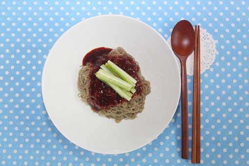 여름철, 매운맛으로 더위를 쫓는 이열치열 전략의 면요리 제품들이 인기를 끌고 있다. 대상FNF 종가집 ‘매운 비빔냉면’은 새콤달콤하면서도 매콤한 양념장의 맛이 잘 조화돼 더위에 지친 입맛을 달래준다. 사진제공｜대상FNF 종가집