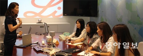 지난달 1일 글로벌 제약회사인 일라이 릴리 아시아 본부에서 열린 인턴십 프로그램에 참여한 한국 여대생 4명이 김은자 부사장(왼쪽)으로부터 글로벌 기업의 문화와 일처리 방식에대해 설명을 듣고 있다. 홍콩=문권모 기자 mikemoon@donga.com