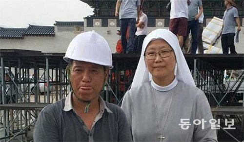 시복식 제대 뒤에 설치되는 십자가를 직접 디자인한 황 마리아 에스텔 수녀와 제작한 차인규 씨. 김정은 기자 kimje@donga.com