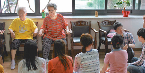 탈북 청년들(아래)이 12일 경기 광주시 나눔의 집에서 위안부 할머니들을 만나 일제강점기 일본군의 만행에 대한 이야기를 듣고 있다. 강남경찰서 제공
