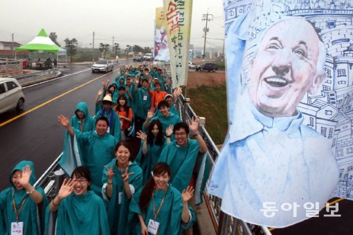 솔뫼성지에 모인 아시아 청년들 “사랑해요, 교황님” 13일 충남 당진시 솔뫼성지 앞에서 제6회 아시아청년대회 개막미사에 참가하는 아시아 각국 참가자들이 행사장으로 향하고 있다. 당진=최혁중 기자 sajinman@donga.com