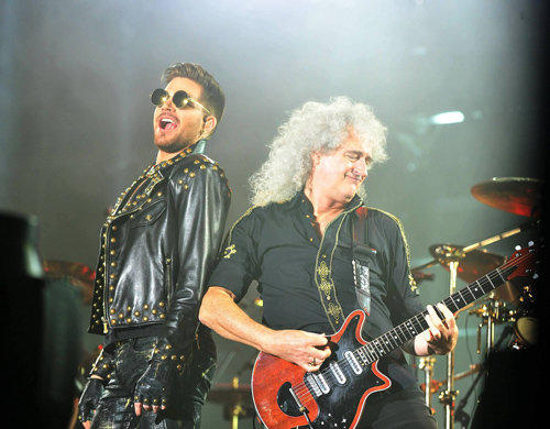 1970, 80년대 세계적인 사랑을 받았던 퀸은 14일 첫 내한 공연에서 과거와 현재를 아우르는 무대로 팬들에게 잊지 못할 추억을 선사했다. 2011년 새로 합류한 보컬 애덤 램버트(왼쪽)와 기타리스트 브라이언 메이가 열정적인 연주를 선보이고 있다. 9ENT 제공