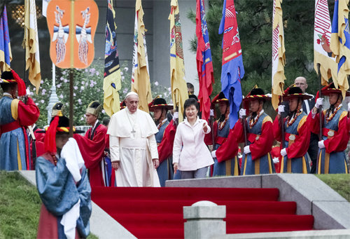 청와대 환영식 프란치스코 교황이 14일 청와대 본관 앞 대정원에서 열린 공식 환영식에 참석하기 위해 박근혜 대통령의 안내를 받으며 이동하고 있다. 청와대사진기자단