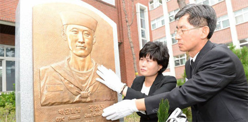 천안함 46용사 중 막내인 고 장철희 일병의 모교인 서울 대진고에서 14일 추모비 제막식이 열렸다. 장 일병의 부모가 ‘해군일병 장철희’가 새겨진 아들 추모비를 쓰다듬고 있다. 해군 제공