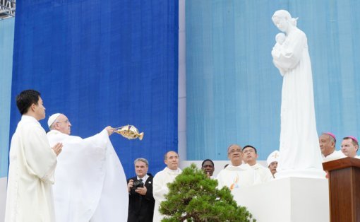 한복 입은 성모 마리아상에 분향 15일 대전월드컵경기장에서 성모승천대축일 미사를 집전한 프란치스코 교황이 성모 마리아상에 분향을 하고 있다. 이날 제단 안에 설치된 성모상은 한복을 입고 비녀를 꽂은 모습으로 눈길을 끌었다. 대전=사진공동취재단