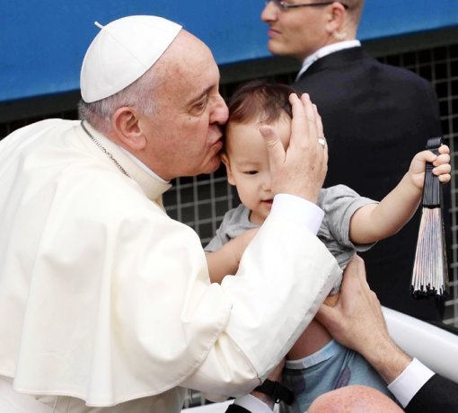 아이 이마에 입맞춤 프란치스코 교황이 15일 대전월드컵경기장에서 열린 성모승천대축일 미사에 참석한 아이의 이마에 입맞춤을 하고 있다. 대전=사진공동취재단