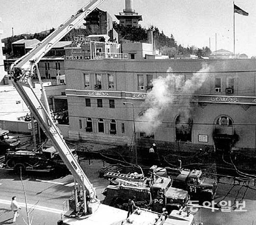 1982년 부산 미국문화원 방화 사건은 이 소설의 주요 모티브다. 당시 불타고 있는 문화원 건물. 동아일보DB