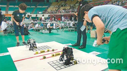 14일 경기 부천실내체육관에서 진행된 제16회 국제로봇올림피아드 한국대회 로봇 토너먼트 경기. 22개 종목의 입상자 154명은 한국 대표로 선발돼 11월 중국에서 열리는 세계대회에 출전한다. 김영국 동아닷컴 객원기자 press82@donga.com