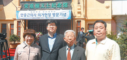 중국 하얼빈 역의 안중근 의사 기념관 앞에서 기념 촬영한 서명훈 회장(오른쪽에서 두번째)과 김월배 교수(오른쪽). 김월배 교수 제공