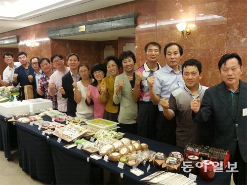 대전지역 전통식품 제조업체 대표들이 추석을 앞두고 자신들이 만든 전통식품을 자랑하고 있다. 이기진 기자 doyoce@donga.com