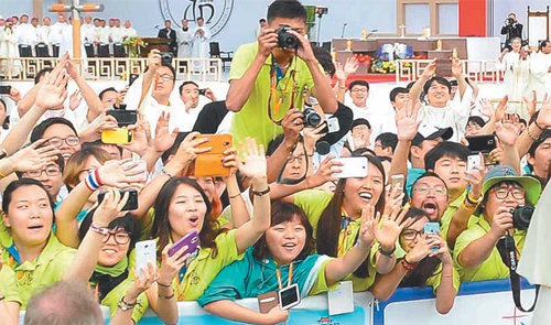 “반했어요, 교황님” 17일 교황을 보기 위해 충남 서산시 해미읍성 앞에 모인 군중이 교황을 향해 손을 흔들고 사진기 셔터를 눌렀다. 사진공동취재단