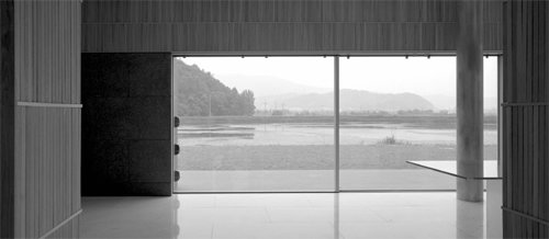 혼신지주택의 거실 안에 있으면 투명도가 높은 저철분 통유리를 통해 혼신지와 주변의 완만한 산세가 시원하게 들어온다. 헬렌 비네 제공