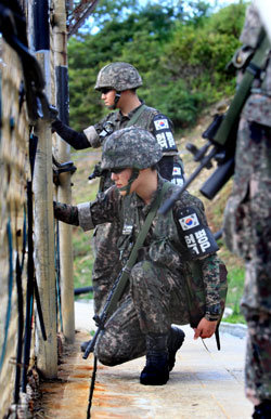 8월 4일 12사단 GOP대대 ◇◇소초 병사들이 남방한계선 철책을 정밀 점검하고 있다