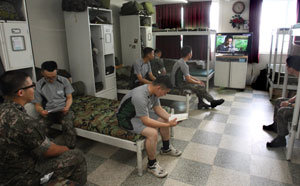 야간 경계 근무에 투입될 예정인 병사들이 8월 4일 오후 생활관에서 휴식한다.