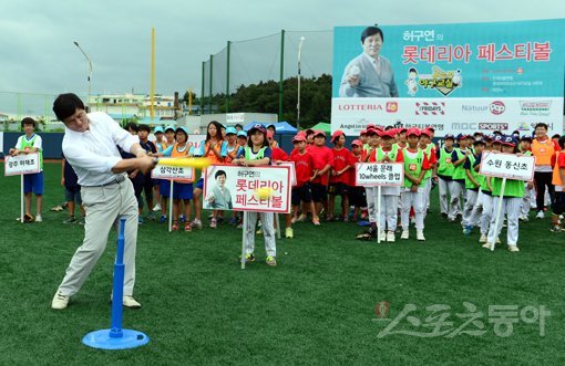 허구연 해설위원이 18일 전북 익산국가대표야구장에서 열린 ‘허구연의 롯데리아 페스티볼’ 개막행사에서 대회에 참가한 초등학생들을 상대로 티볼 시범을 보이고 있다. 익산｜김민성 기자 marineboy@donga.com 트위터 @bluemarine007