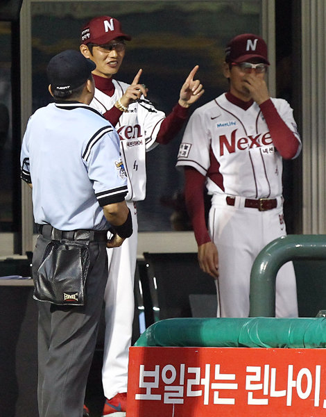 넥센 염경엽 감독(가운데)이 14일 두산전에서 3회초 1루주자 김재호의 도루가 세이프로 판정되자 심판에게 합의판정을 요청하고 있다. 최근 프로야구 각 구단 감독들은 방송사의 중계화면을 확인하지 않고 즉각적으로 합의판정을 요청하고 있다. 사진제공｜스포츠코리아