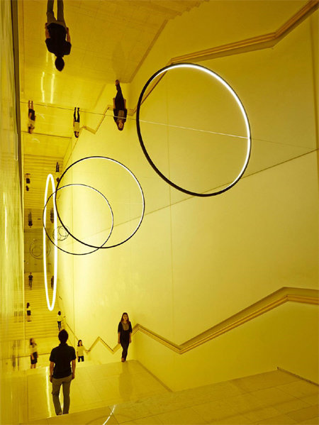 덴마크 작가 올라푸르 엘리아손이 로비로 이어지는 계단실에 설치한 ‘중력의 계단’. 강물, 안개, 빛, 바람 등 자연을 전시공간으로 끌어들이는 작품으로 유명한 엘리아손은 거울과 발광다이오드(LED) 반원 고리로 태양계를 만들었다. 리움 제공
