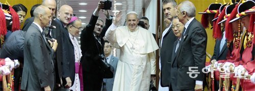 굿바이 파파 프란치스코 교황이 18일 경기 성남시 서울공항에서 출국에 앞서 손을 흔들며 마지막 인사를 하고 있다. 교황은 방한 기간 중 소통과 화합의 리더십으로 우리 사회에 큰 울림을 남기고 떠났다. 사진공동취재단