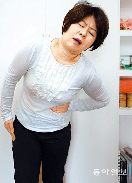 대상포진은 칼로 찌르는 듯한 통증이 동반되는 게 특징이다. 치료시기를 놓치면 심한 고통 뿐만 아니라 합병증으로 고생할 수 있다. 동아일보DB