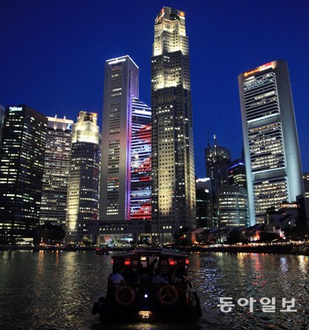 고층빌딩 아래 강변이 보트키(옛 하역부두)로 불밝힌 곳은 클라크키와 마찬가지로 술과 음식을 즐길 수 있는 바와 노천식당이다.