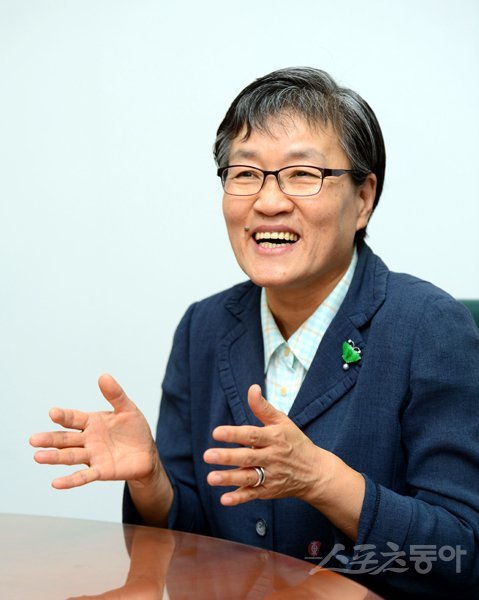 새누리당 이에리사 의원이 11일 서울 여의도동 국회의원회관 내 의원실에서 인터뷰 도중 환하게 웃고 있다. 이 의원은 한국에서 열리는 3번째 아시안게임인 2014년 인천대회에서 경기인 출신으로는 역대 최초로 선수촌장의 중책을 맡았다. 김민성 기자 marineboy@donga.com 트위터@blumarine007