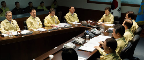 ‘벙커’에서 열린 NSC 박근혜 대통령이 을지프리덤가디언(UFG) 한미 연합 군사연습 이틀째인 19일 오전 ‘지하벙커’로 불리는 청와대 국가위기관리상황실에서 국가안전보장회의(NSC)를 주재하고 있다. 청와대 제공