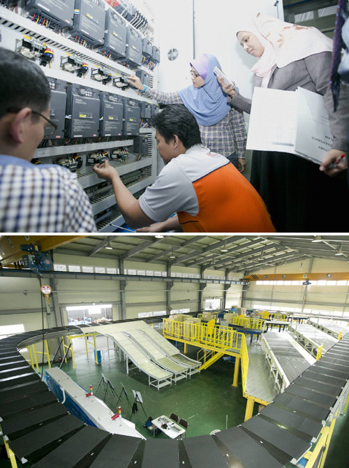 15일 경기 용인시의 컨베이어설비 전문기업 한국C&S에서 LG CNS와 말레이시아 포스라주 관계자들이 자동 물류처리센터 솔루션을 최종 테스트하고 있다. 아래 사진은 실제 처리센터의 30% 크기로 제작된 자동 물류처리센터 데모라인. LG CNS 제공