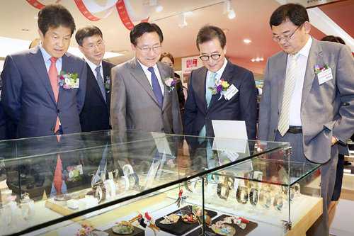 7월 29일 중소기업중앙회 김기문 회장(왼쪽에서 세 번째)과 롯데백화점 이원준 대표(왼쪽에서 네 번째)가 중소기업 관계자들과 함께 서울 롯데백화점 본점의 중소기업 상생 매장 ‘드림플라자’를 둘러보고 있다. 롯데백화점 제공