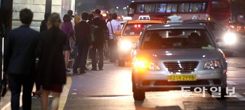 택시는 사업구역 안에서만 영업하도록 한 여객자동차 운수사업법 때문에 승객들의 불편이 크다. 동아일보DB