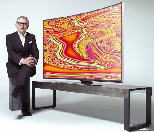 세계적 디지털 아티스트 미겔 슈발리에 씨가 삼성전자 커브드 UHD TV를 통해 표현한 작품 ‘커브의 기원’. 다음 달 5일 독일 베를린에서 개막하는 가전박람회(IFA)에서 공개된다. 삼성전자 제공