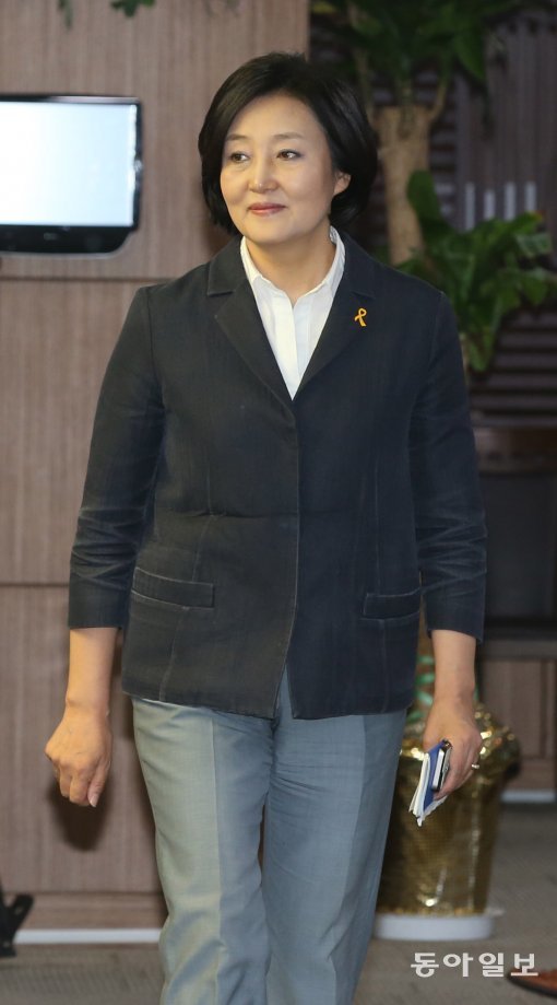 새정치민주연합 박영선 원내대표가 19일 오전 소속 의원들의 의견을 듣기 위해 국회 의원회관 간담회장에 들어서고 있다.