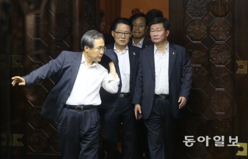 20일 오전 1시 반경 의원총회에 참여했던 새정치민주연합 의원들이 피곤한 모습으로 예결위장을 나오고 있다.