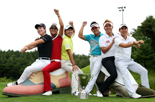 21일 강원도 고성군 파인리즈 골프장에서 개막하는 KPGA 코리안투어 ‘바이네르-파인리즈오픈’에 출전하는 선수들이 개막을 하루 앞두고 코스에 세워진 모형 구두 위에 앉아 파이팅을 외치고 있다. 왼쪽부터 김우현, 허인회, 김승혁, 박상현, 박일환, 김도훈. 사진제공｜KPGA