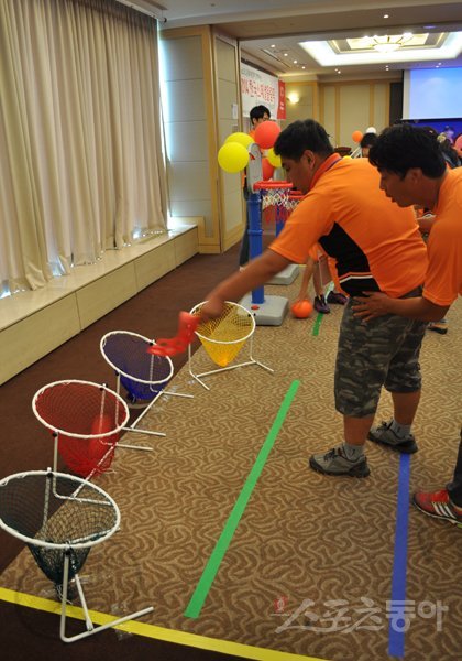 한국스페셜올림픽 전국하계대회의 훈련프로그램에 참가한 장애인이 바구니에 공을 던져 넣는 게임을 하고 있다. 횡성(강원도)｜김명근 기자