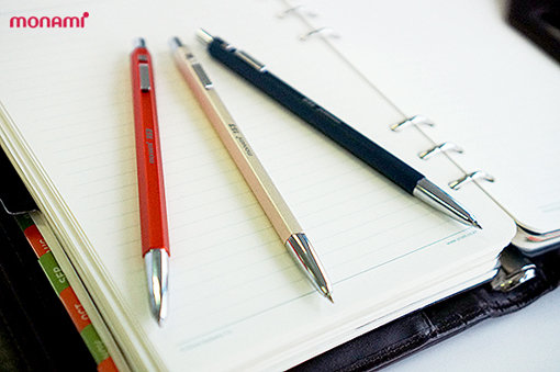 반세기 동안 사랑받아 온 ‘국민볼펜’ 모나미153의 프리미엄 버전인 153ID 볼펜. 손에 쥐는 맛과 종이 위를 미끄러지는 필기감이 뛰어나다. 사진제공｜모나미