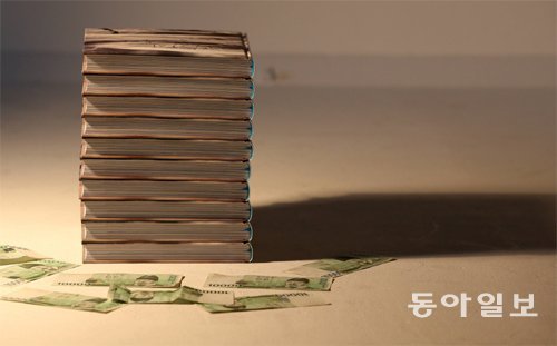 출판계가 또다시 ‘사재기’ 홍역을 치르고 있다. 정부가 자기계발서 ‘느리게 더 느리게’의 사재기를 적발한 데 이어 추가로 3건의 사재기의혹을 조사 중이다. ‘느리게 더 느리게’의 경우 대형 온라인 서점의 아이디 여러 개로 대량 구매해 출판사 대표 집에 400여 권을 배송시키는 수법 등을 쓴 것으로 드러났다. 김미옥 기자 salt@donga.com