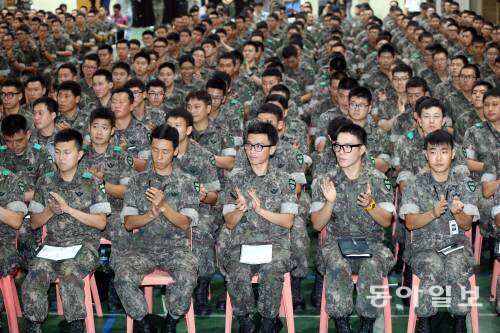 전국의 각급 부대는 한민구 국방부 장관의 특별지시로 지위고하를 막론하고 전 장병이 참여하는 특별인권교육을 실시했다. 8일 육군 30기계화보병사단 
장병들이 인권교육을 받기위해 모여 있다.