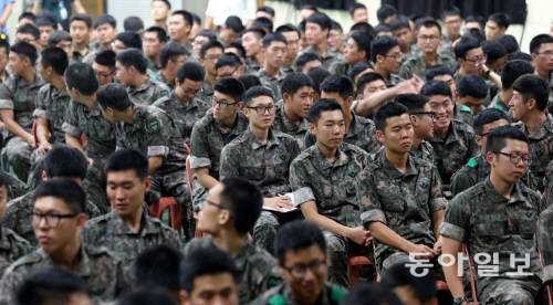 전국의 각급 부대는 한민구 국방부 장관의 특별지시로 지위고하를 막론하고 전 장병이 참여하는 특별인권교육을 실시했다. 8일 육군 30기계화보병사단 
장병들이 인권교육을 받기위해 모여 있다.