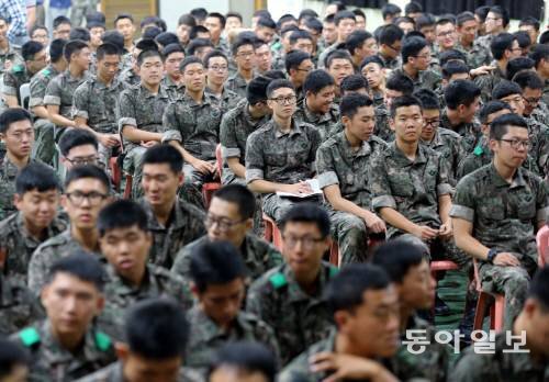 전국의 각급 부대는 한민구 국방부 장관의 특별지시로 지위고하를 막론하고 전 장병이 참여하는 특별인권교육을 실시했다. 8일 육군 30기계화보병사단 
장병들이 인권교육을 받기위해 모여 있다.