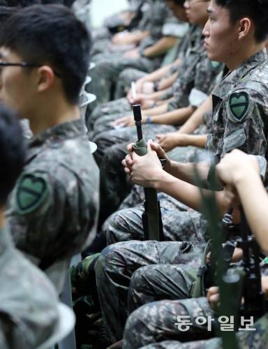 전국의 각급 부대는 한민구 국방부 장관의 특별지시로 지위고하를 막론하고 전 장병이 참여하는 특별인권교육을 실시했다. 8일 육군 30기계화보병사단 
장병들이 인권교육을 받기위해 모여 있다.