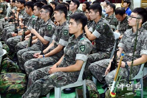 전국의 각급 부대는 한민구 국방부 장관의 특별지시로 지위고하를 막론하고 전 장병이 참여하는 특별인권교육을 실시했다. 8일 육군 30기계화보병사단 
장병들이 인권교육을 받기위해 모여 있다.