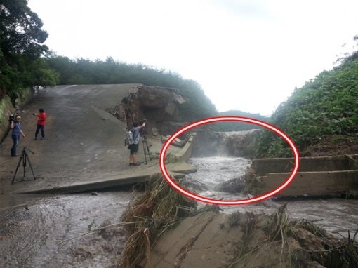 괴연저수지 붕괴현장 (출처 = 경북도청)