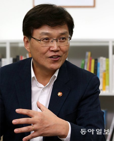 최양희 미래창조과학부 장관은 19일 본보와의 인터뷰에서 그동안 본인이 고민해온 창조경제의 본질과 실현 방안에 대한 생각을 가감 없이 쏟아냈다. 이훈구 기자 ufo@donga.com