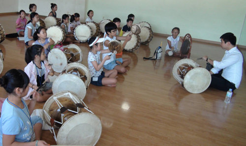 부산문화재단이 마련한 국악캠프에서 청소년들이 장구를 배우고 있다. 부산문화재단 제공