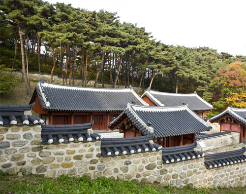 임금이 임시 거처하는 행궁이지만 중요성을 감안해 한양의 종묘와 마찬가지로 행궁 좌측에 별도로 좌전이 설치됐다.