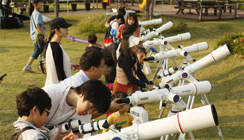 허브천문공원에서 어린이들이 천문지도사로부터 천체망원경 사용 방법을 배우고 있다. 허브천문공원은 10월까지 매주 금요일 행성과 별자리를 관측하는 체험행사를 진행한다. 강동구 제공