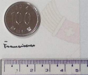 동전과 크기를 비교한 교황 서명. 갈수록 작아지고 있다는 것이 수행단의 설명이다. 천주교주교회의 제공