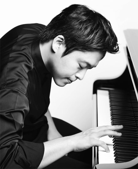 4년 만에 국내에서 리사이틀 무대에 서는 피아니스트 김선욱. 그는 이번 프로그램은 자신이 연주하고 싶은 곡으로 구성했다며 기대감을 드러냈다. 빈체로 제공