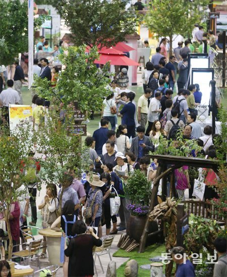 22일 서울 서초구 aT센터에서 열린 ‘2014 FARM SHOW-귀농귀촌 박람회’를 찾은 시민들이 부스를 찾아다니며 귀농 귀촌 
상담을 하고 있다. 평일인데도 5000여 명의 시민이 이날 행사장을 찾았다. 전국 40개 지방자치단체가 참여한 이번 박람회는 
24일 오후 5시까지 열린다. 박영대 기자 sannae@donga.com